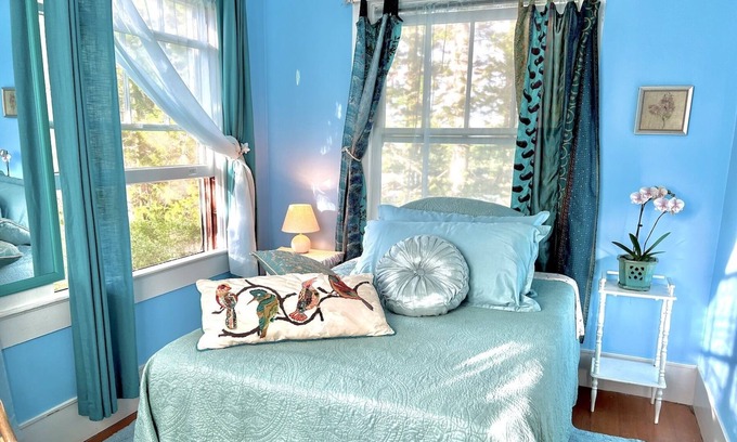 Hawi Bed & Breakfast | Sea Foam Guest Room