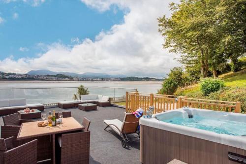Llanfairpwllgwyngyll Apartment | Sea Front Spacious Apartment on Anglesey