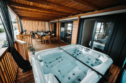 Selce House | SEA HOUSE pool, jacuzzi & bikes, SUP - PRIVILEGE POINT camping & villas