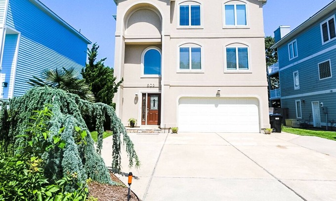 Croatan Beach House | Sea La Vie! Large and updated within walking dista
