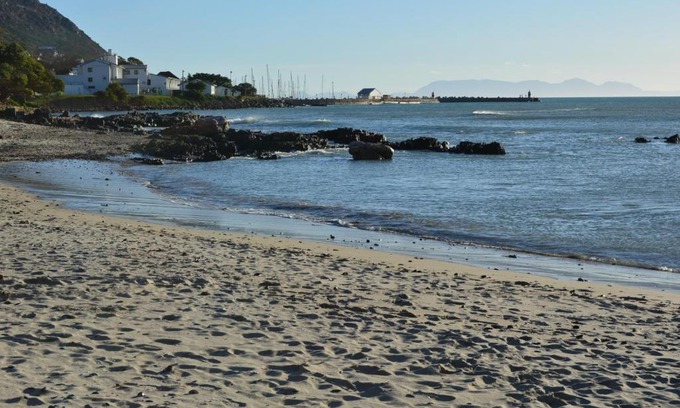 Gordons Bay Central Apartment | Sea la vie Self Catering Studio Apartment