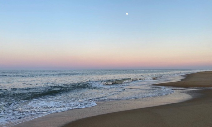 Northeast Virginia Beach House | Sea La Vie - steps to the beach without a crowd