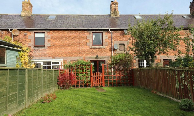 Berwick-upon-Tweed Cottage | SEA LILY, pet friendly, country holiday cottage in Holy Island