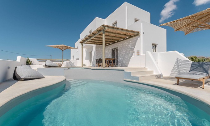 Plaka Hotel | Sea & Olives Holiday Villas and Suites