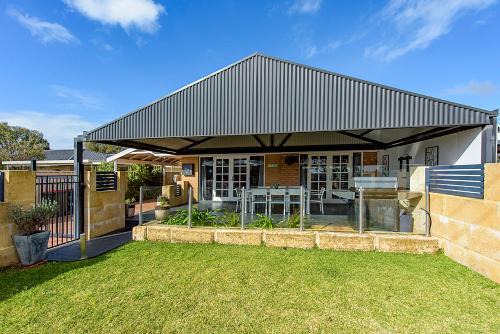West Busselton House | Sea Renity On Earnshaw 3BR Beachside Bliss