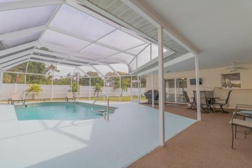 Bradenton House | Sea Salt Retreat! Private pool home in Bradenton just 5 miles from Anna Maria!