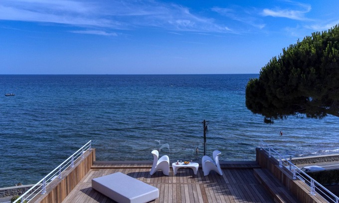 La Ciotat Ski Chalet | Sea sand house. Villa-gallery. Seaside, air con.