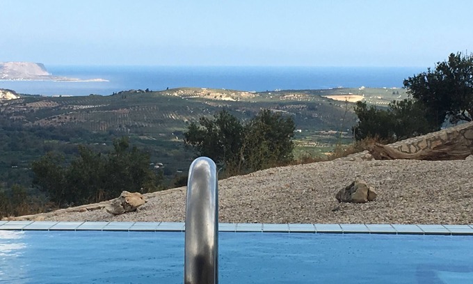 Makhairoi House | Sea view and private swimming pool