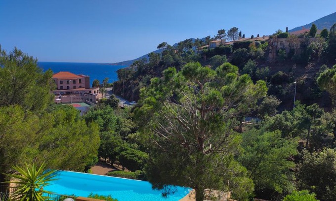 Theoule-sur-Mer Apartment | Sea view flat 5 minutes from the beach