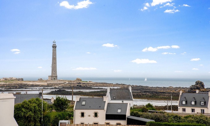 Plouguerneau Ski Chalet | Sea View – House for 8 with Garden and Terrace