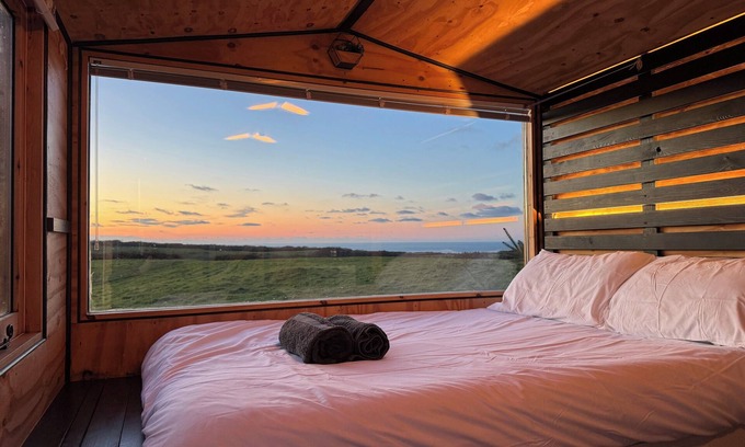 Mortehoe Cabin | Sea View, Outdoor Bath, Tiny Home