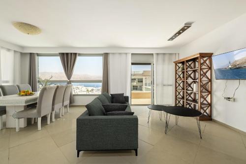 Eilat Apartment | Sea View Penthouse Near the Beach by Sea N' Rent
