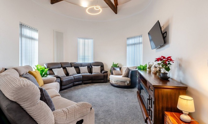 Redcar Cottage | Sea View Penthouse - Regency Mansion