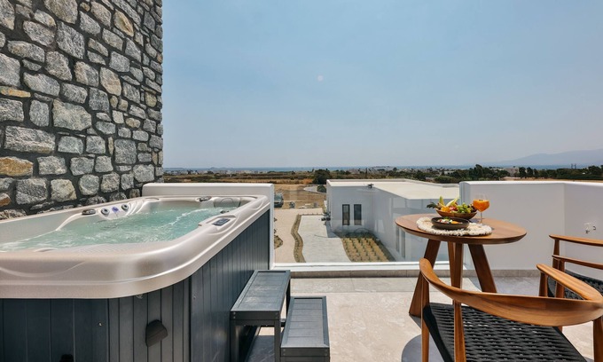 Plaka House | Sea View Suite with Outdoor Jacuzzi - Milestones Naxos Hotel