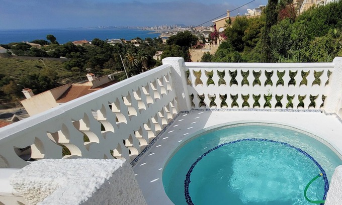 Coveta Fuma Ski Chalet | Sea views, air-co. WIFI, small pool.