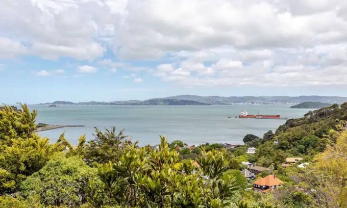 Lowry Bay House | Sea views from holiday house