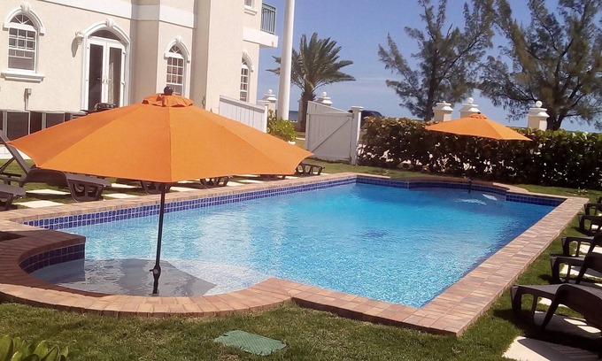 Nassau House | SEABREEZE BEACH HOUSE! (w/Large Saltwater Pool) IN THE HEART OF THE BAHAMAS.