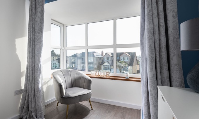 Newquay City Centre Apartment | Seabreeze Newquay 2 min walk to beach, private parking on a quiet road