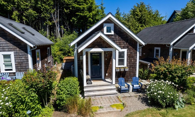 Seabrook Cottage | Seabrook 2 Bedroom cottage with hot tub, pet friendly