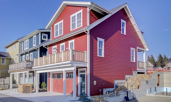 Seabrook House | Seabrook's Home Away From Home, enjoy peek-a-boo oceanviews!
