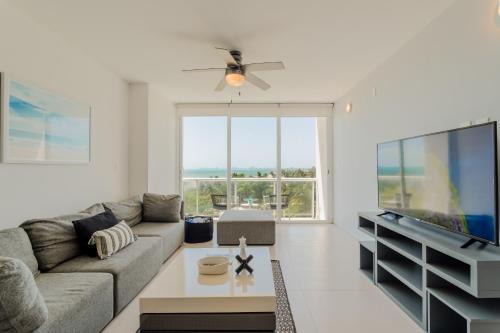 Puerto Juarez Apartment | Seacost Beachfront 2BDR with pool by Casa Paraiso