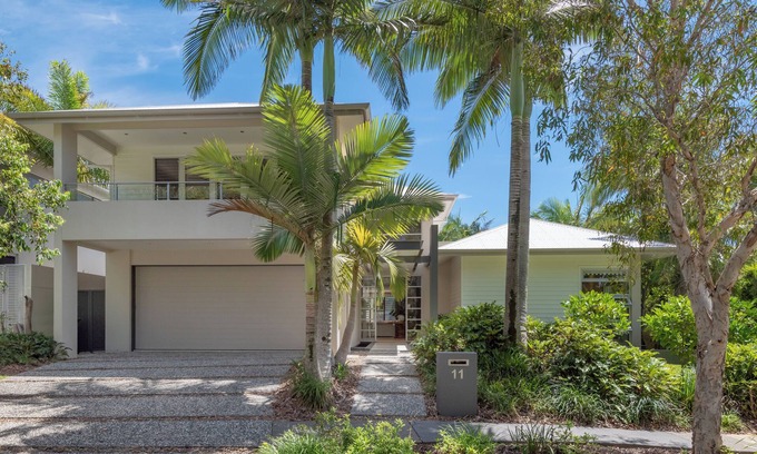 Yaroomba House | SeaEasta - Luxurious & Lavish Family-friendly House with a Pool!