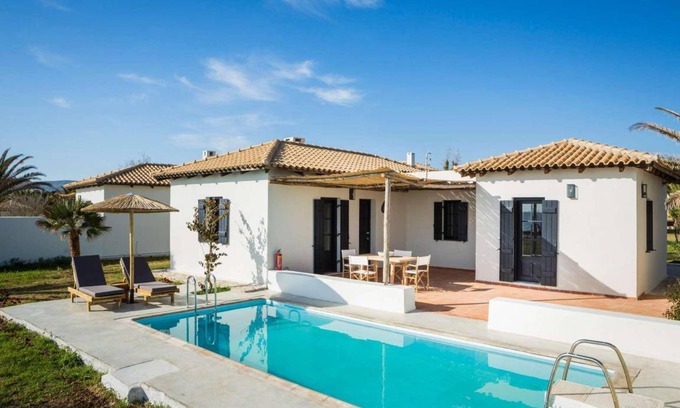 Kounopetra Villa | Seafront Red Waves