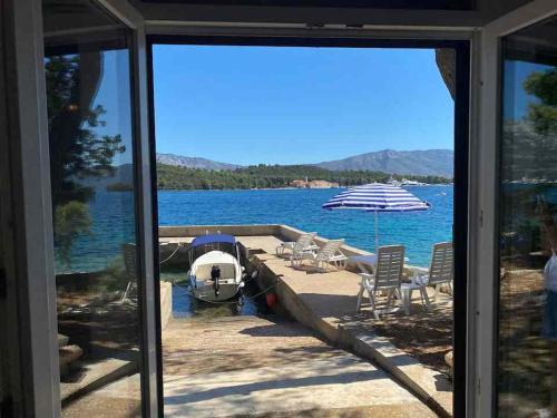 Cove Tri Zala (Zrnovo) Apartment | Seafront Studio Apartment "Villa Laura"