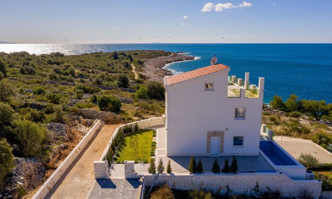 Razanj Villa | Seafront Villa Esquel - With heated pool