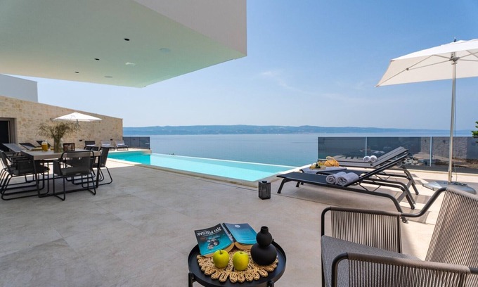 Omis Villa | Seafront Villa Kiara with 5 en-suite bedrooms in Omiš