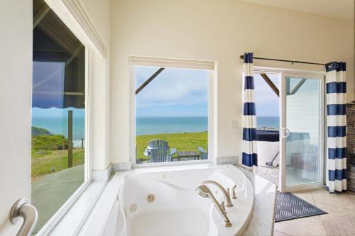 Shelter Cove Apartment | Seagull by OceanviewHotTubs Oceanfront Tesla chrging Shelter Cove