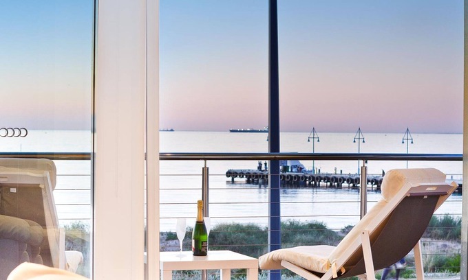 Rockingham Apartment | SEAGULL Condo/Apartment - Absolute Beachfront Holiday Retreat