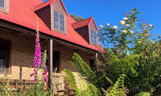 Zeehan Cabin | SeaHen Lodge - rustic farmhouse charm with amazing mountain views