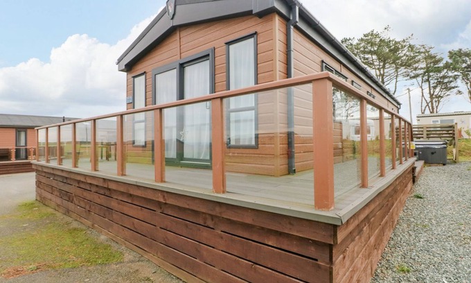 Hasguard Cross Cottage | SEAHORSE RETREAT, family friendly, with hot tub in Little Haven