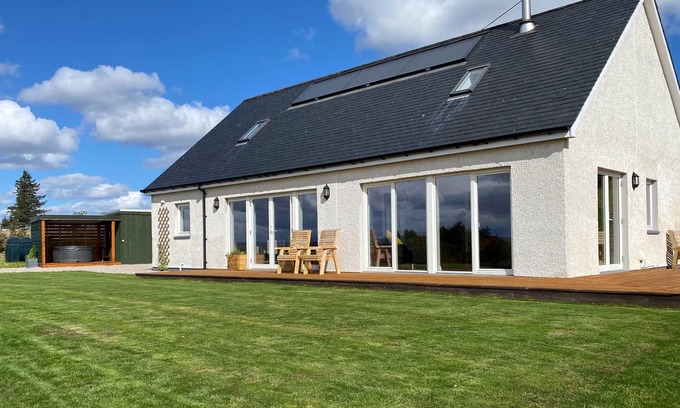 Rogart House | SEALLADH MOR, pet friendly, with hot tub in Rogart