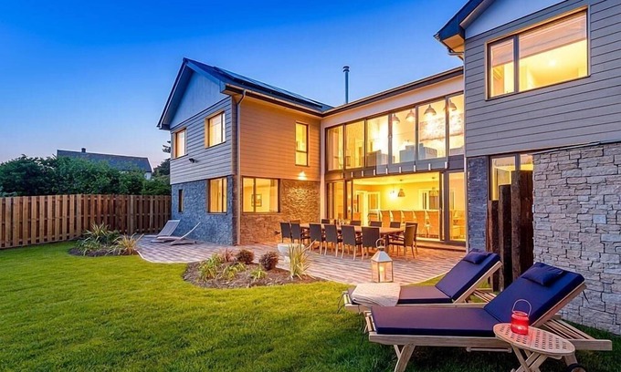 Newquay House | Seamist - sleeps 16 guests in 8 bedrooms
