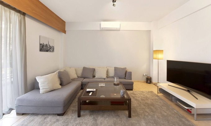 Vouliagmeni Apartment | Seascape Modern Vouliagmeni Apt near Beaches
