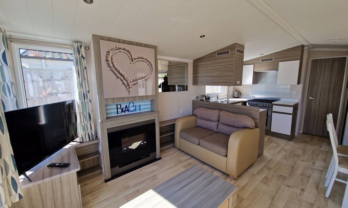 Hamworthy Ski Chalet | Seaside 8-Person Caravan at Rockley Park