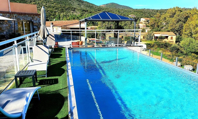 Galeria Apartment | SEASIDE APARTMENT WITH HEATED POOL