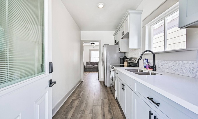 South Houston Cottage | Seaside Cottage-Walk 2 Beach!
