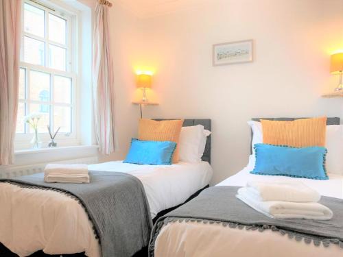 Worthing House | Seaside Cottage with Parking