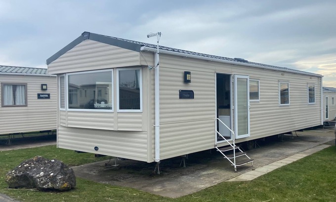 Newton Cabin | Seaside Dog Friendly Caravan Retreat in Porthcawl