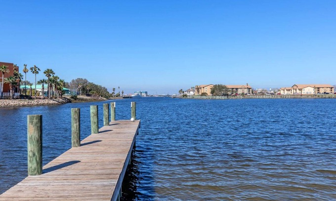 Galveston Apartment | Seaside Escape: Great Amenities right on Galveston Bay