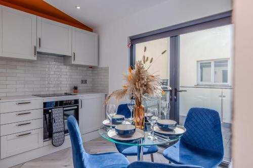 Montpelier Apartment | Seaside Escape l Steps from Brighton Beach l Balcony l 1BD