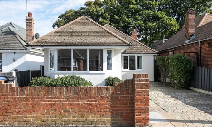 Broadstairs House | Seaside Family Bungalow for 5 people with garden and driveway parking