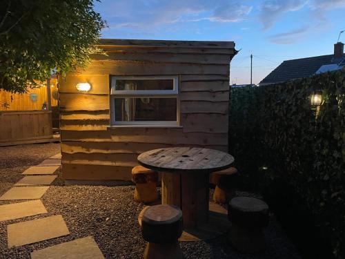Kinmel Bay Ski Chalet | Seaside garden with hot tub