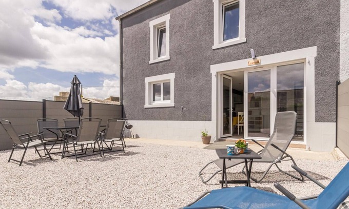Saint-Marcouf Cottage | Seaside house with private courtyard and modern amenities