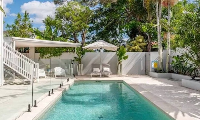 Mermaid Waters House | Seaside Luxury in ‘The Pocket’ 750m to Nobby Beach.