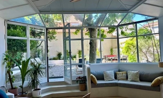 Bompard Apartment | Seaside, magnificent 150m2 apartment with garden