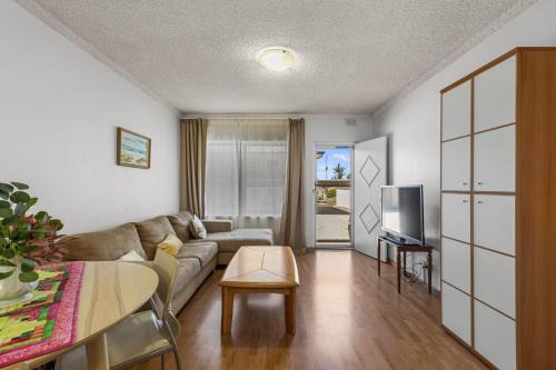 Hove Apartment | Seaside Retreat Steps from Hove Beach